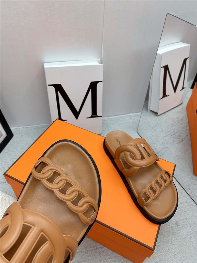 H**me5 flat sandals