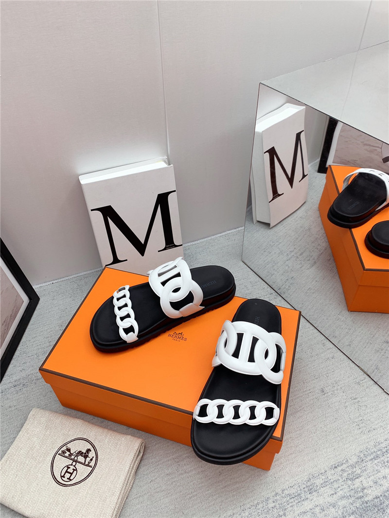 H**me5 flat sandals