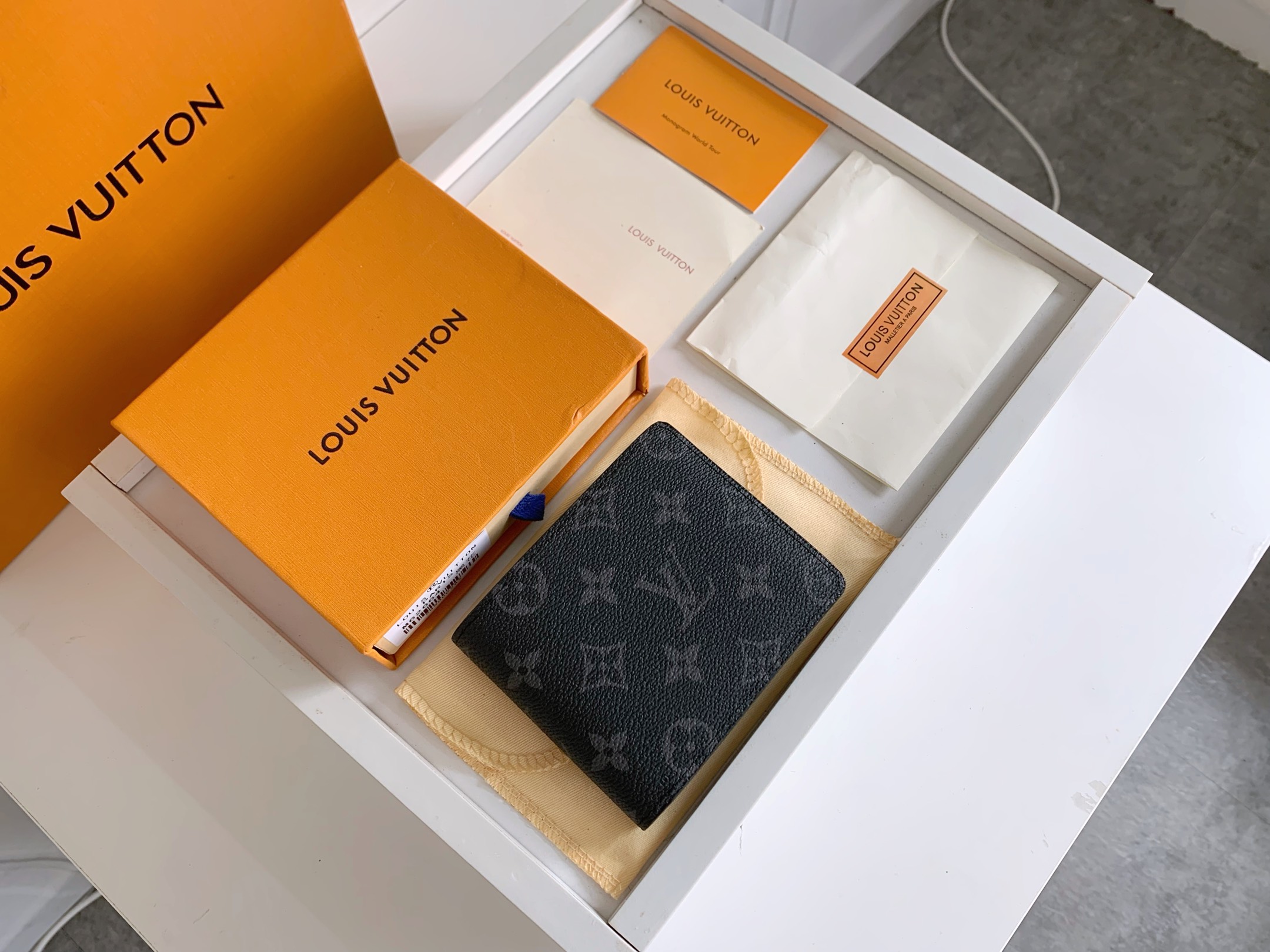 L0vis Vvtt0n wallet