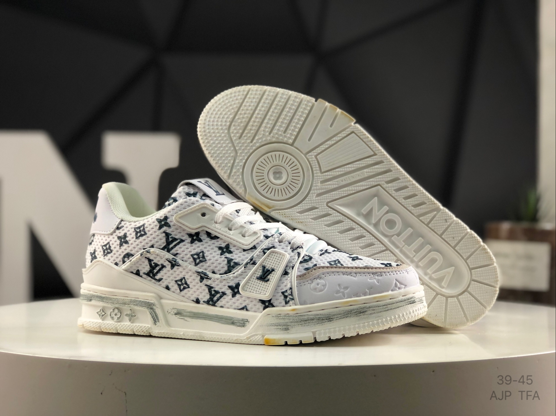 L0vis Vvtt0n Trainer Sneakers Replica