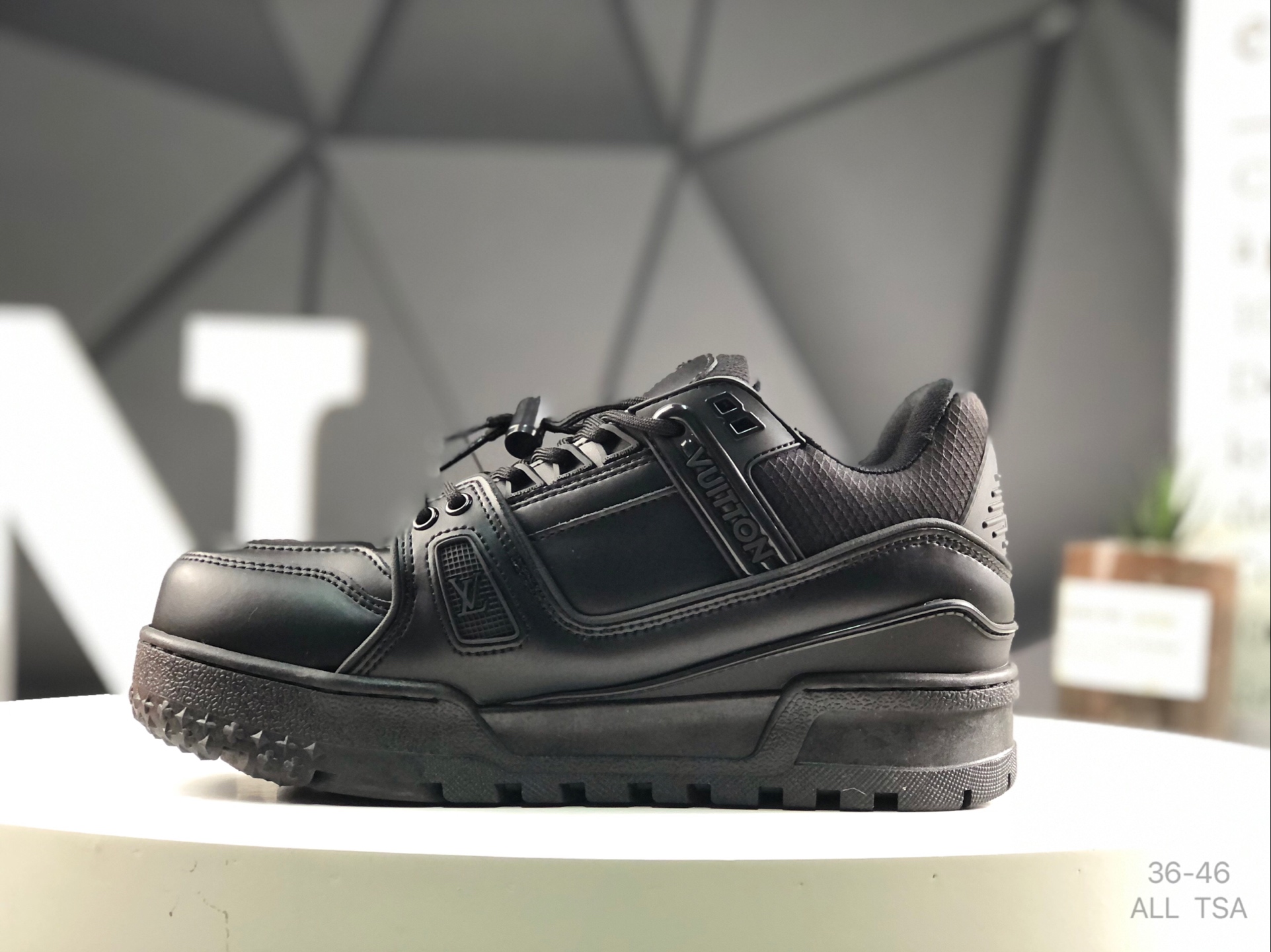 L0vis Vvtt0n Trainer Sneakers Replica