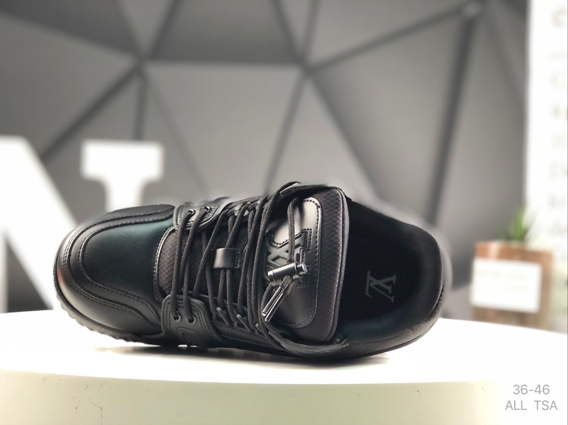 L0vis Vvtt0n Trainer Sneakers Replica