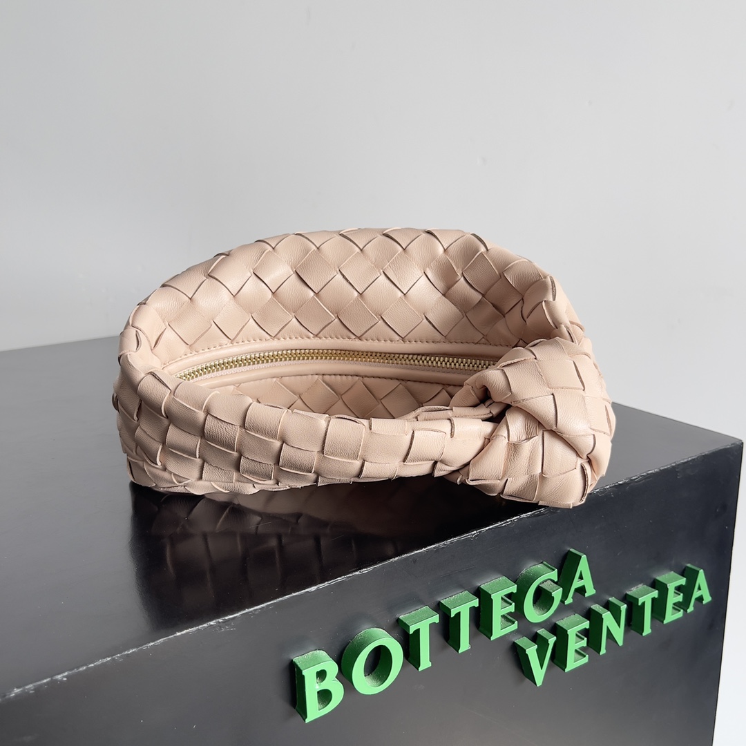B0tt*ga Ven*ta Woman
