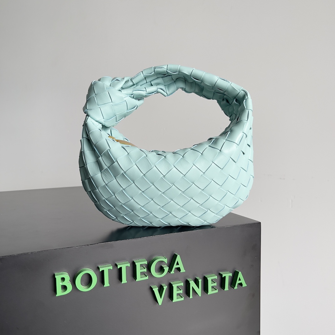 B0tt*ga Ven*ta Woman