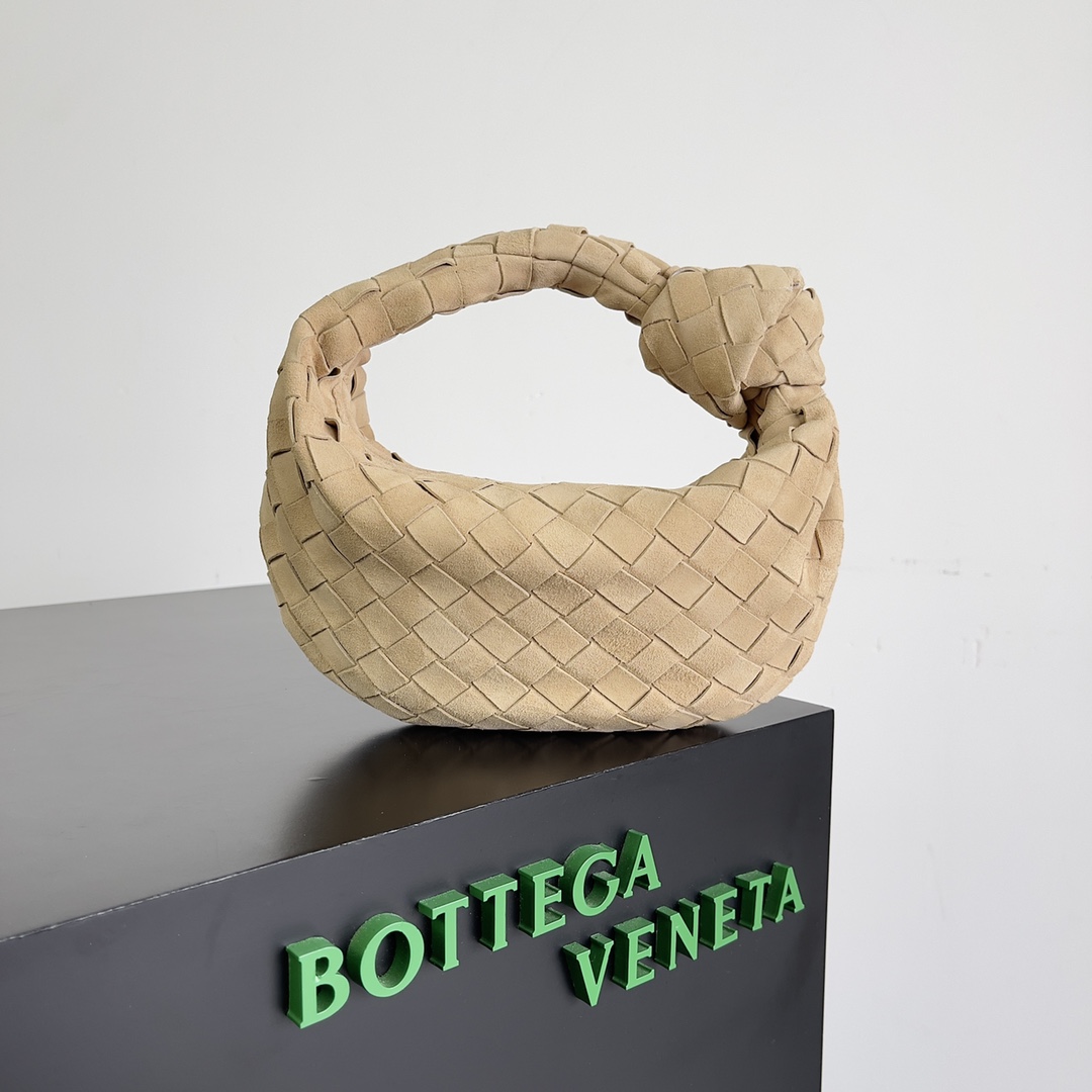 B0tt*ga Ven*ta Woman