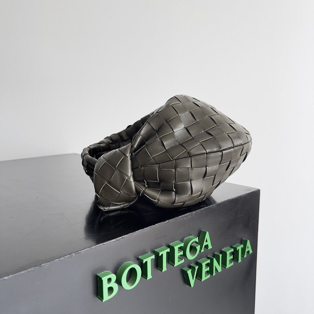 B0tt*ga Ven*ta Woman
