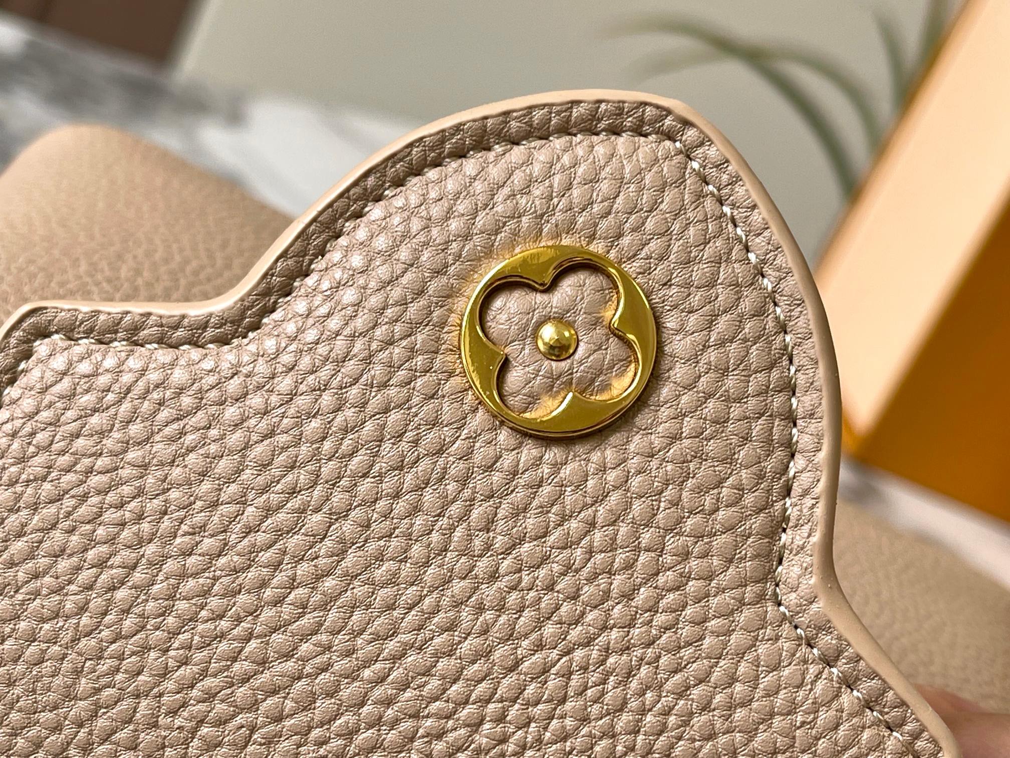 L0vis Vvtt0n Apricot Gold Buckle Corolla Hardware Mini Tote