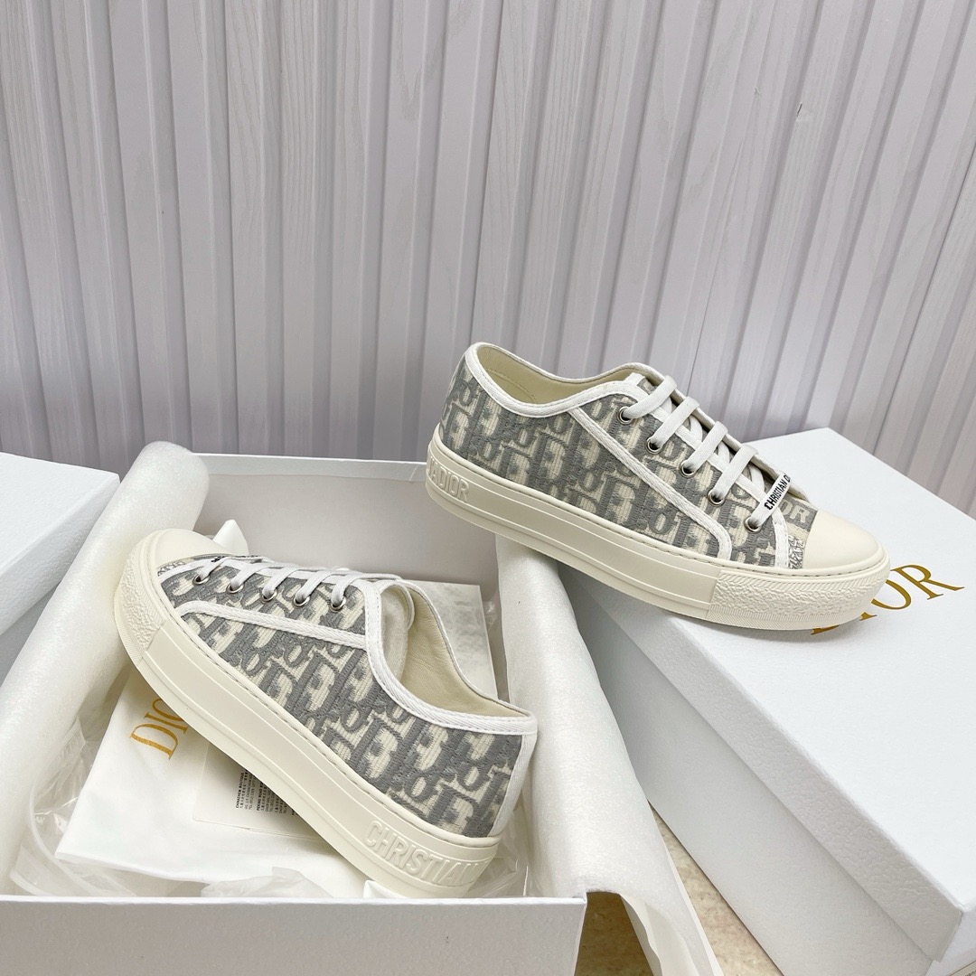 D10r Embroidered Low-Top Sneakers Replica – High-Quality Edition