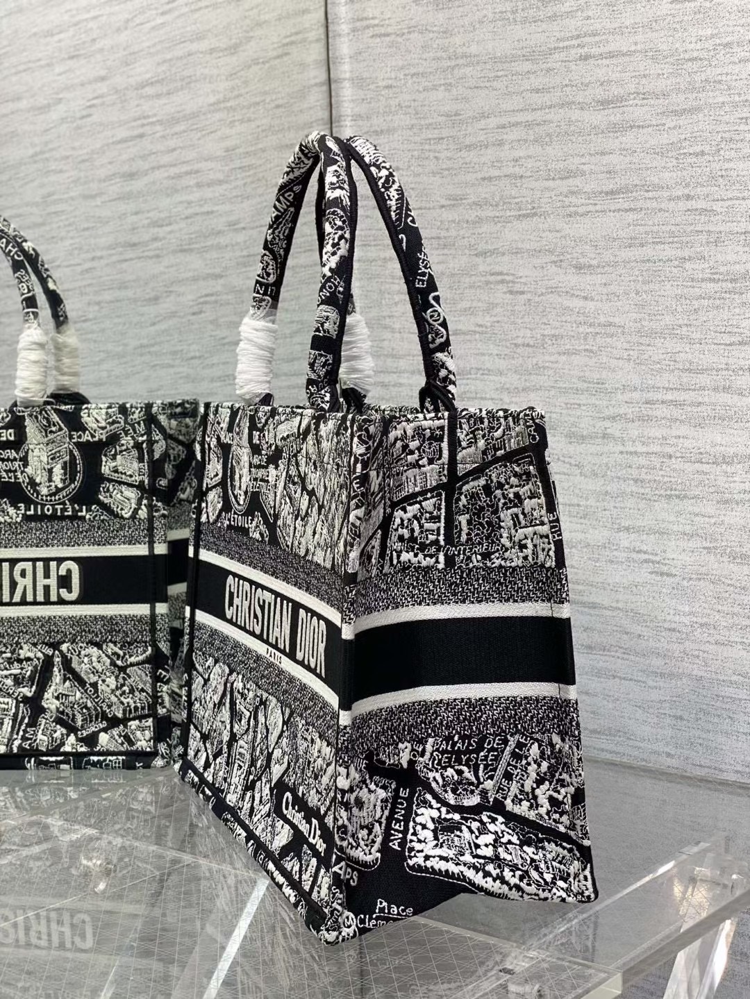 D10r top edition medium embroidered handbag