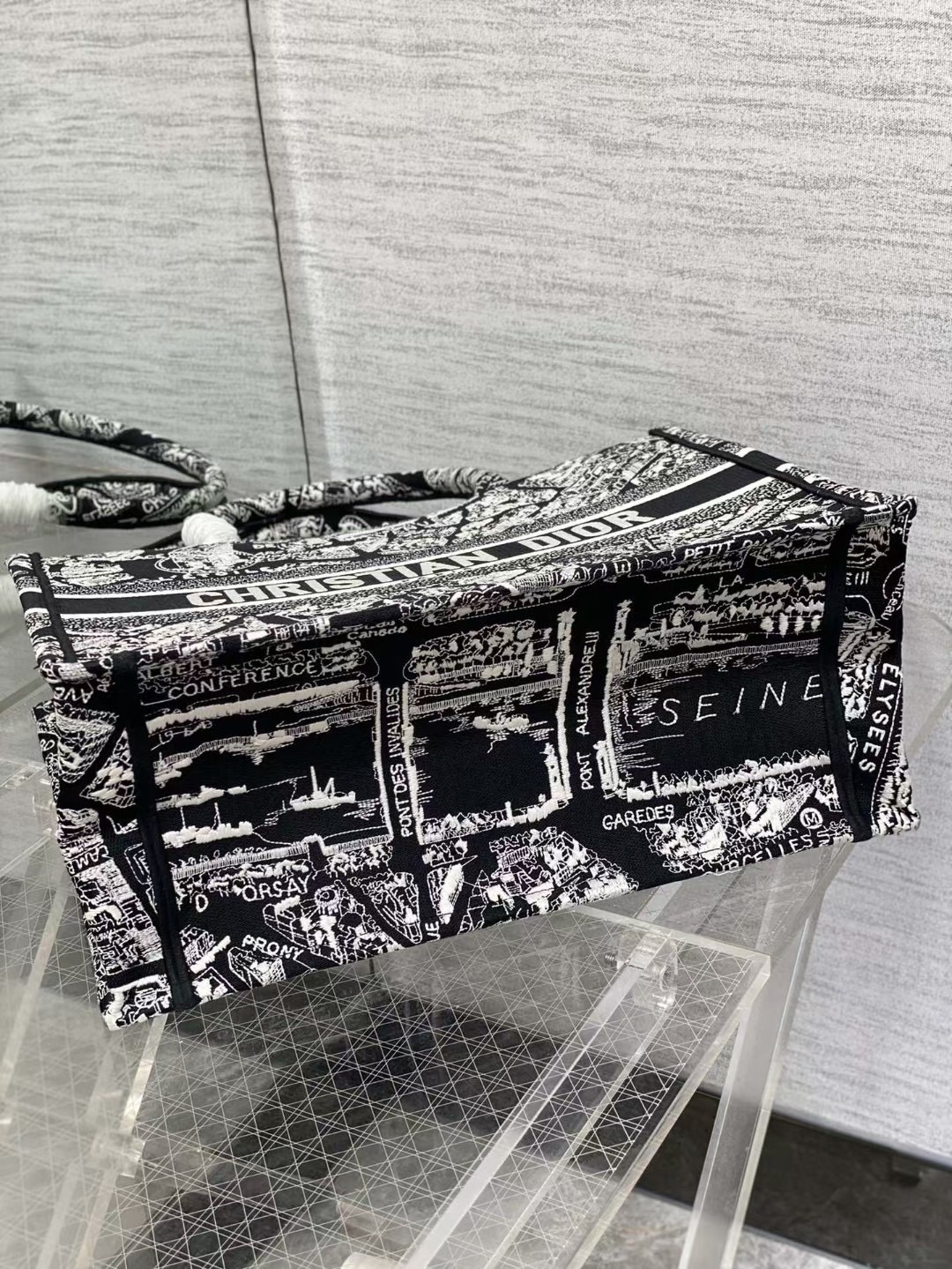 D10r top edition medium embroidered handbag